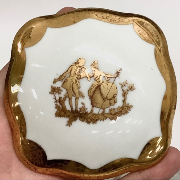 Charming White Gold & Black,Courting Couple Scene Square Footed Trinket Box - Picture 4 of 5